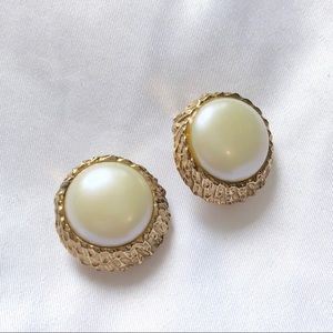2/15$| Faux Pearl Gold Edged Clip on Earrings